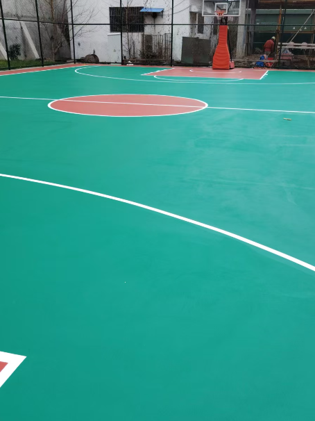 江汉 球场长期使用易出现地面开裂